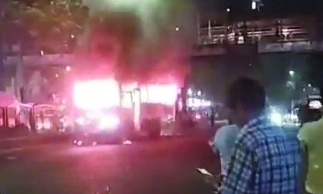 Buses Set on Fire and Cocktail Explosions in Dhaka: 17,000 Police Deployed