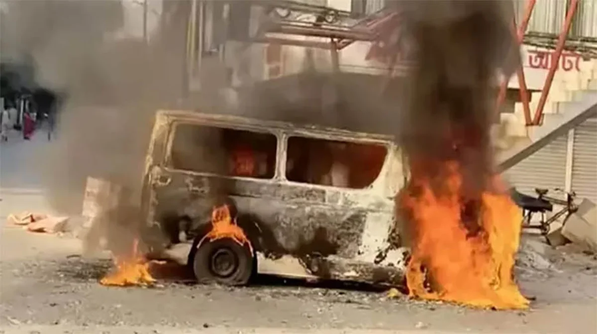 Fact Detector Investigation: PUSAB’s Claim that ‘Awami League Set Fire to Police Vehicle in Uttara’ Found to Be False