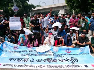 Students Demand Ordinance for ‘Dhaka Central University’ in Road Protest